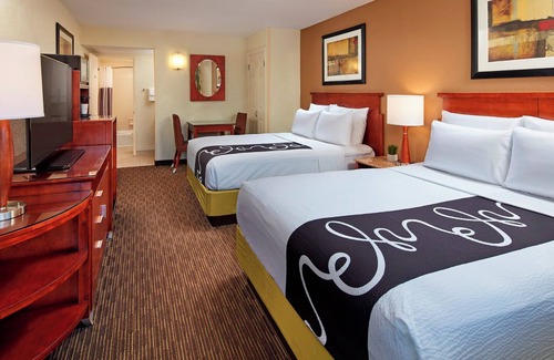 Mission Valley Hotel | Unwind in San Diego: Inviting Room with Pool Access