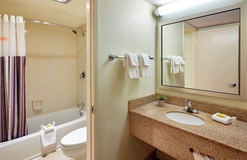 Mission Valley Hotel | Unwind in San Diego: Inviting Room with Pool Access