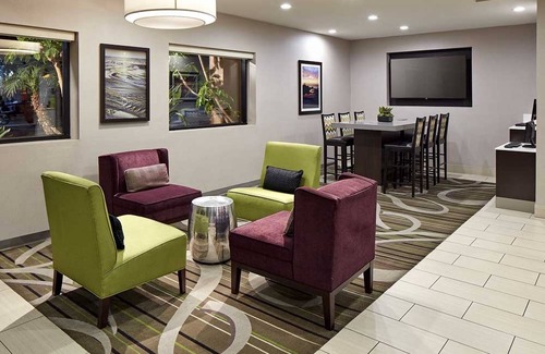 Mission Valley Hotel | Unwind in San Diego: Inviting Room with Pool Access