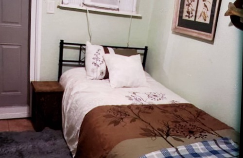 South Palm Park Neighborhood Association House | Up to 35% OFF! 1931 Single Studio Within Walking Distance To Beach, with POOL!