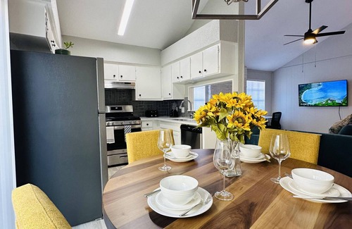 Austin House | Updated 2/2 East Central Austin.nAlso short term monthly for less.