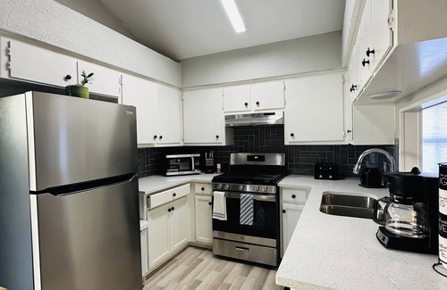 Austin House | Updated 2/2 East Central Austin.nAlso short term monthly for less.