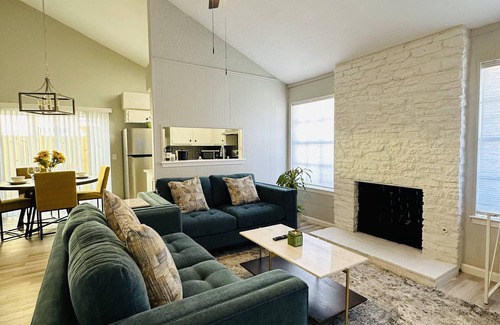 Austin House | Updated 2/2 East Central Austin.nAlso short term monthly for less.