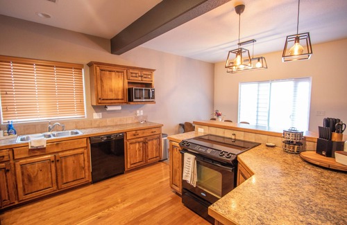 Evansville House | Updated 3-bedroom 2.5-Bathroom townhome with AC and WiFi in Evansville