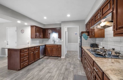 Allen House | Updated 4 BR 2 BA Spacious Home in the Heart of Allen