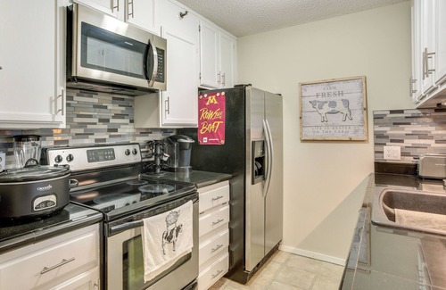 Elliot Park Condo | Updated Apt in Dtwn Minneapolis w/Pool Access!