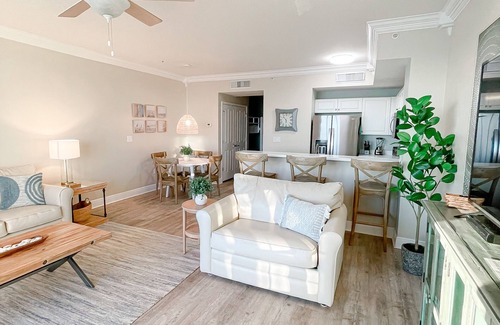 Miramar Beach Condo | 🏝Updated BEACHFRONT Condo - Beach Chair Service Included (Mar-Oct) Sleeps 6!🏖