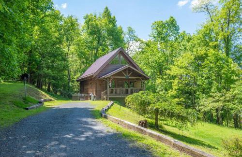 West Jefferson House | Updated Cabin Mins from Downtown West Jefferson- Hot Tub, Porches, Dogs OK