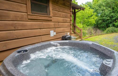 West Jefferson House | Updated Cabin Mins from Downtown West Jefferson- Hot Tub, Porches, Dogs OK