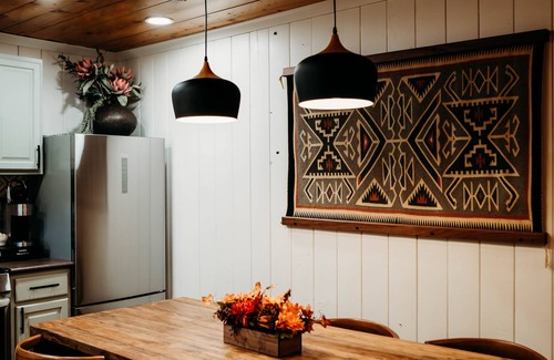 Greer Cabin | Updated cabin walking distance to both restaurants and amazing hiking trails!