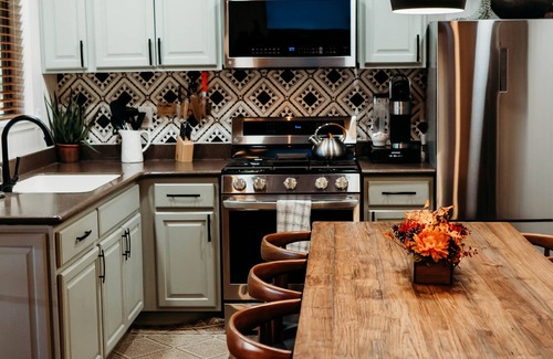 Greer Cabin | Updated cabin walking distance to both restaurants and amazing hiking trails!