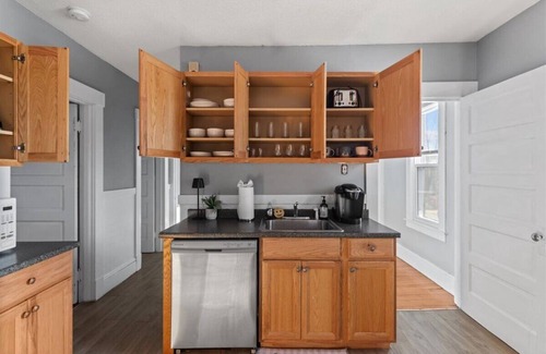 West Hartford Apartment | Updated & Cozy 2bd Near Blueback w. Off street Parking, Utilities + Wifi