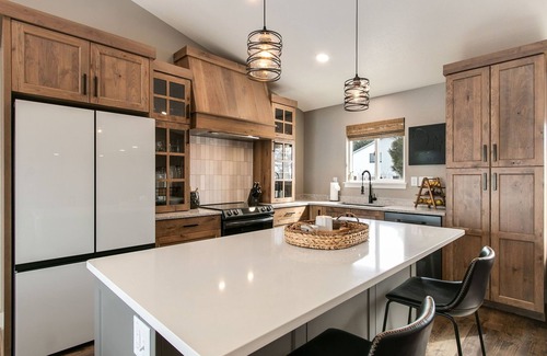 Windsor House | Updated Cozy Modern Getaway