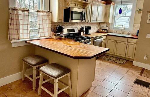 Westerville House | Updated Craftsman home, quiet setting, porch swing overlooking Old Town Park.
