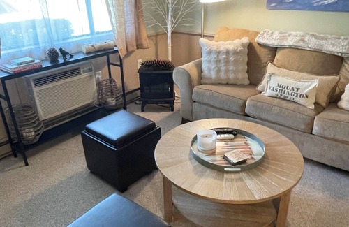 Bartlett Condo | Updated Golf Course Condo Across from Story Land with Pool & Views of Attitash