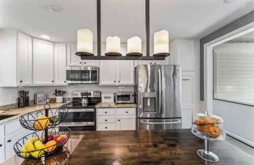 Brookfield House | Updated Home In Lake Community With Hot Tub