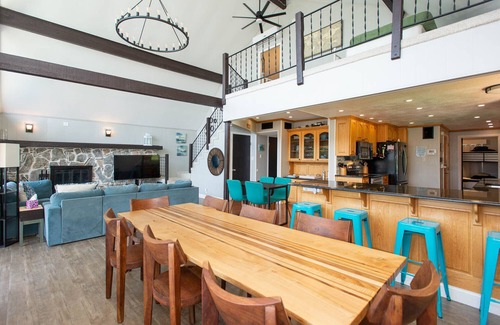 Seven Points House | Updated Large Retreat on the WaternFree Kayaks and Hot tub!