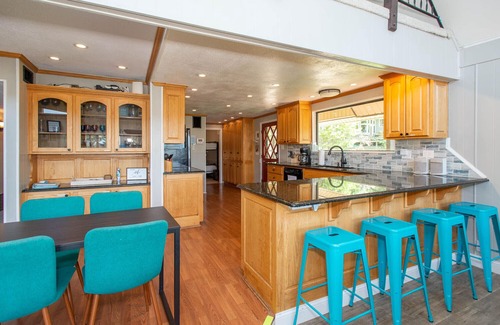 Seven Points House | Updated Large Retreat on the WaternFree Kayaks and Hot tub!