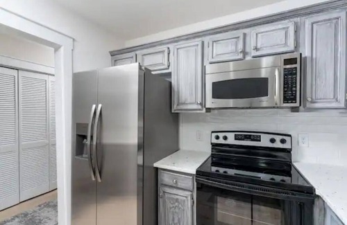 Wilmington House | Updated/Resort StyleSleeps-9-Beach-5 min/Pool/Dining/pickle Ball-Prime location