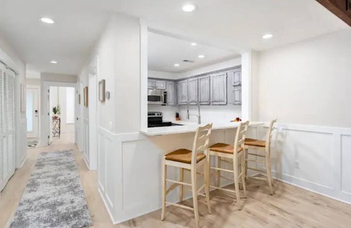 Wilmington House | Updated/Resort StyleSleeps-9-Beach-5 min/Pool/Dining/pickle Ball-Prime location