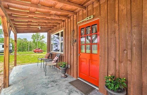 Ozark Cottage | Updated Studio Cabin in Ozark w/Yard & Mtn View
