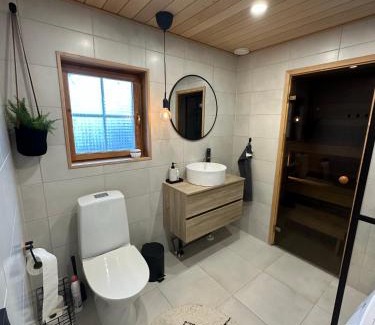 Kvevlax Apartment | Upea villa lähellä rantaa poreallas & SUP-laudat