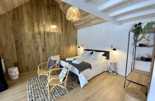 Champs-sur-Tarentaine-Marchal Hotel | Upmarket CABANE-Lodge with PRIVATE SPA near LACS D'AUVERGNE