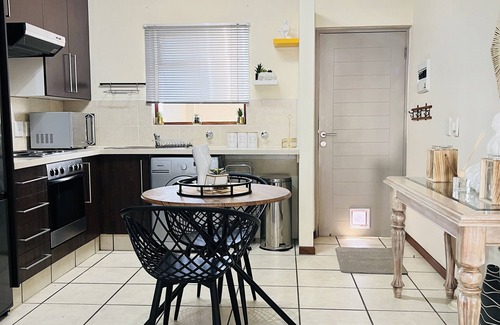 Greater Johannesburg Metropolitan Area Apartment | Upmarket warm and cozy sanctuary