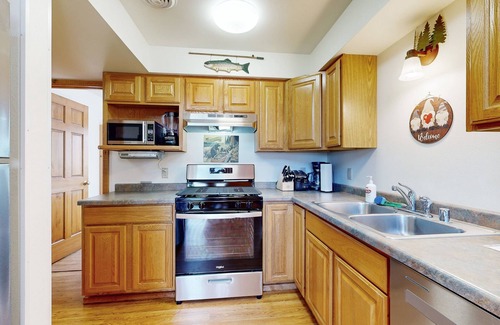 Warrens House | Upper-Level duplex, adventure retreat with fire pit, patio, & WIF