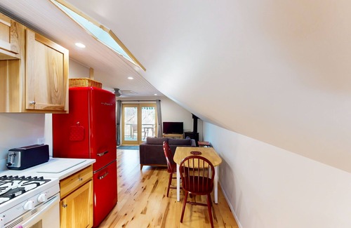 Lake Township Apartment | Upper level retreat with a furnished deck, fireplace, fast WiFi, & full kitchen