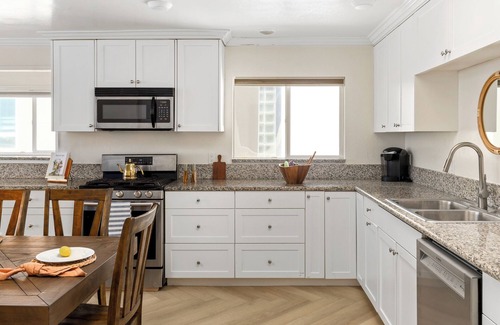Peacock House | Upper Unit Pet Friendly Beachfront Duplex with a Spa P913-1