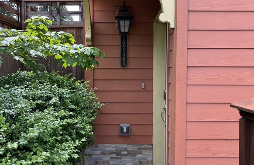 Arbor Lodge Apartment | Upscale 1/1 apt close to Fred Meyers, MAX tram and 305 exit