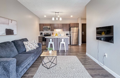 Downtown Des Moines Apartment | Upscale 1 BR Apt Dwntn & Hot Tub!