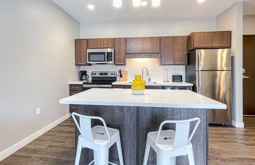 Downtown Des Moines Apartment | Upscale 1 BR Apt Dwntn & Hot Tub!