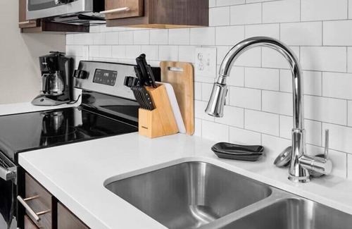 Downtown Des Moines Apartment | Upscale 1 BR Apt Dwntn & Hot Tub!