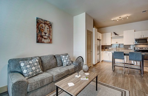 Spring Apartment | ★ Upscale 1 BR King Bed ★ Ideal for longer stays