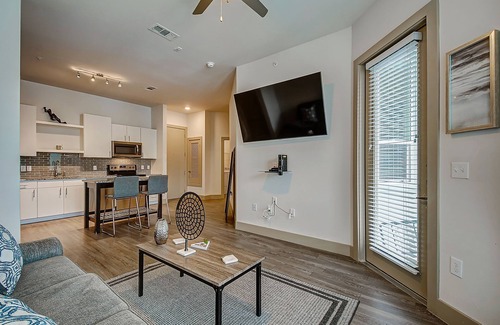 Spring Apartment | ★ Upscale 1 BR King Bed ★ Ideal for longer stays