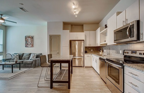 Spring Apartment | ★ Upscale 1 BR King Bed ★ Ideal for longer stays