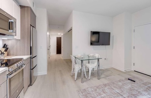 NoMa Hotel | Upscale 1 BR w/ 5 Star Amenities Near Union Market