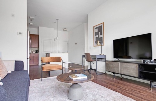 Cambridge Apartment | Upscale 1B w/W/D. Lots of amentities; Gym, Theatre, Pool. by Blueground
