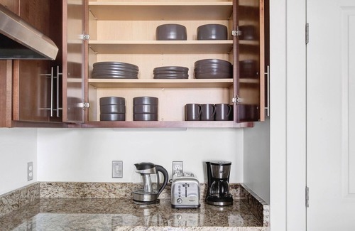 Cambridge Apartment | Upscale 1B w/W/D. Lots of amentities; Gym, Theatre, Pool. by Blueground