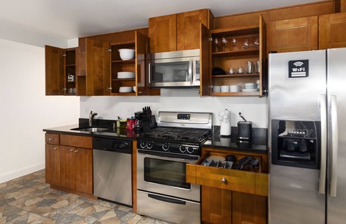 Bloomingdale Apartment | Upscale 2BR Apartment with Patio
