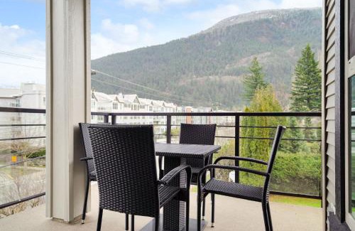 Harrison Hot Springs Apartment | Upscale 2BR Overlooking View Escape