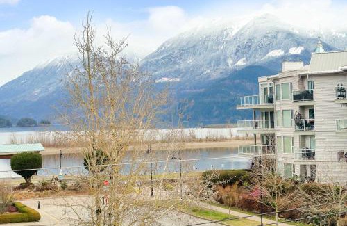 Harrison Hot Springs Apartment | Upscale 2BR Overlooking View Escape