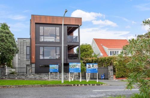 Orakei House | Upscale Abode with Lift, Sea and Skyline Views