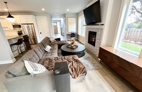 Marylhurst House | Upscale and quiet new home in Lake Oswego with amazing Patio