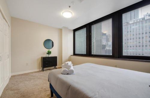 Downtown Pittsburgh Apartment | Upscale Charm PRIME LOCATION 7TH FLOOR SWEEPING CITY VIEWS FAST WIFI 24-7 Gym Lounge Roku