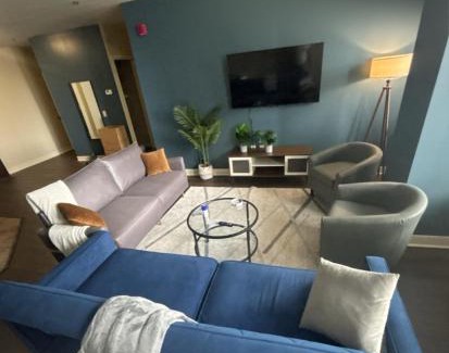 Downtown Pittsburgh Apartment | Upscale Charm PRIME LOCATION 7TH FLOOR SWEEPING CITY VIEWS FAST WIFI 24-7 Gym Lounge Roku