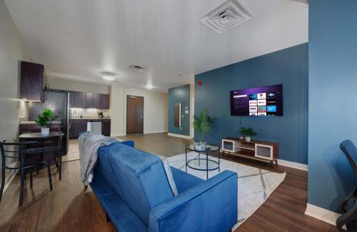 Downtown Pittsburgh Apartment | Upscale Charm PRIME LOCATION 7TH FLOOR SWEEPING CITY VIEWS FAST WIFI 24-7 Gym Lounge Roku