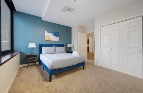 Downtown Pittsburgh Apartment | Upscale Charm PRIME LOCATION 7TH FLOOR SWEEPING CITY VIEWS FAST WIFI 24-7 Gym Lounge Roku